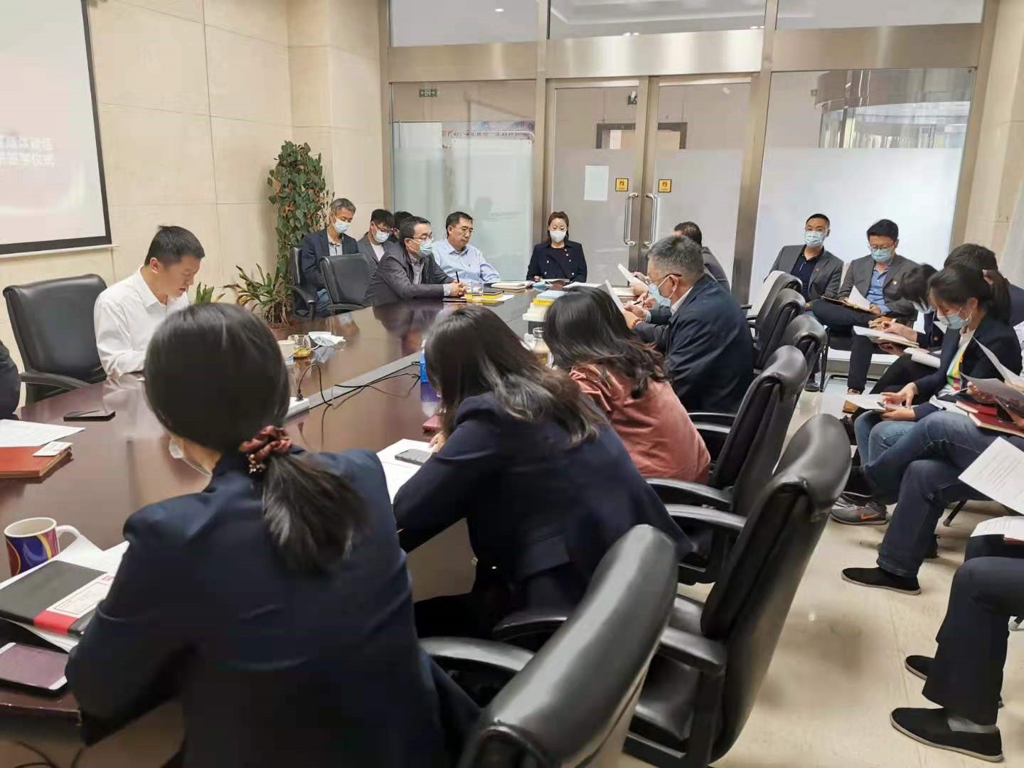 
组织开展廉洁教育集体谈话并签订廉洁从业承诺书